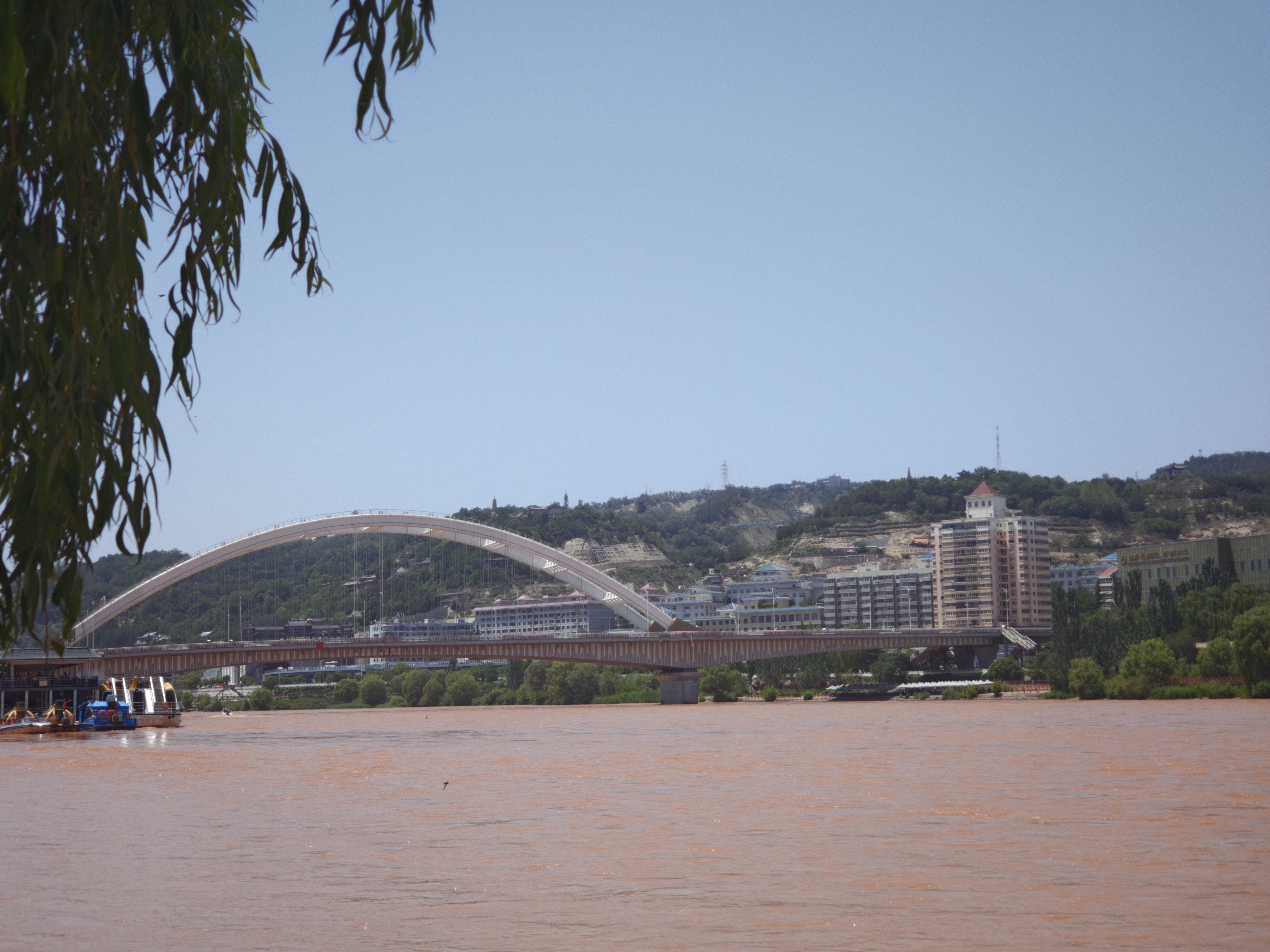 兰州黄河景观，浑黄河水穿城而过